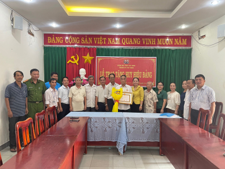 Đảng bộ xã Tân Bình trao tặng Huy hiệu 45 năm tuổi Đảng