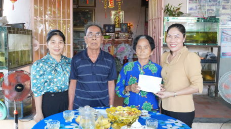 Tân Biên: Lãnh đạo huyện thăm tặng quà các gia đình chính sách.