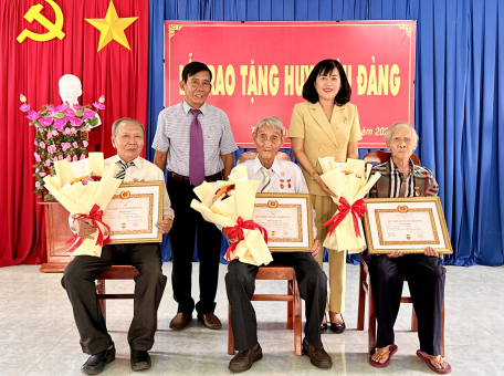 Phó Chủ tịch HĐND tỉnh trao Huy hiệu Đảng cho đảng viên thuộc Đảng bộ xã Thạnh Tây, huyện Tân Biên