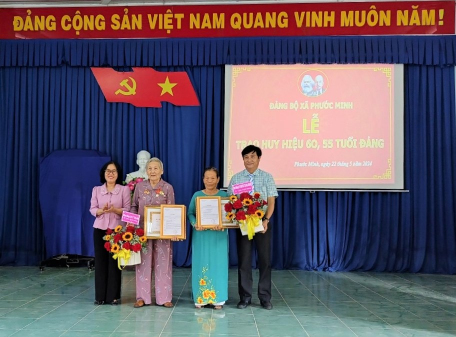 Đồng chí Nguyễn Thị Yến Mai - Uỷ viên Ban Thường vụ Tỉnh uỷ, Trưởng Ban Tổ chức Tỉnh uỷ trao huy hiệu 60, 55 tuổi Đảng tại xã Phước Minh, huyện Dương Minh Châu