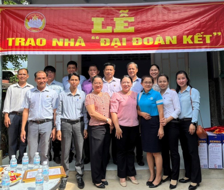 Uỷ ban Mặt trận Tổ quốc Việt Nam tỉnh trao Nhà Đại đoàn kết