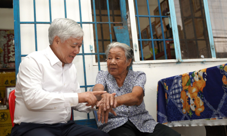 Chủ tịch Uỷ ban Trung ương Mặt trận Tổ quốc Việt Nam Đỗ Văn Chiến thăm, tặng quà Mẹ Việt Nam anh hùng Phan Thị Hợi