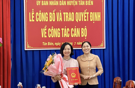 Tân Biên: Phó Bí thư Huyện ủy, Chủ tịch UBND huyện dự, trao quyết định về công tác cán bộ