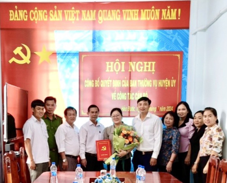 Đồng chí Thân Văn Nhân – Phó Bí thư thường trực Huyện uỷ, Chủ tịch HĐND huyện trao quyết định về công tác cán bộ cho đồng chí Đào Thị Thanh Nga.