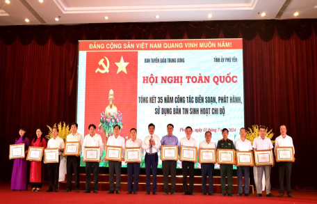 Ban Tuyên giáo Tỉnh uỷ Tây Ninh nhận Bằng khen  có thành tích xuất sắc trong 35 năm thực hiện công tác biên soạn, phát hành, sử dụng Bản tin phục vụ sinh hoạt chi bộ.