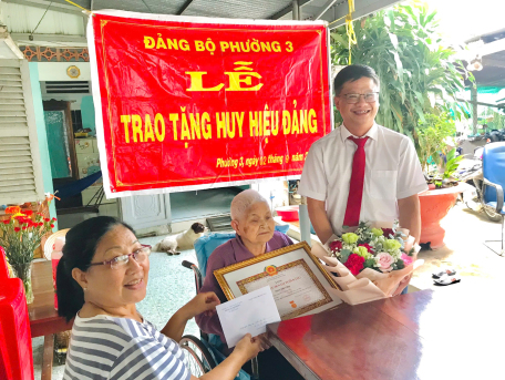 Lễ trao tặng Huy hiệu 60 năm tuổi Đảng cho các đảng viên