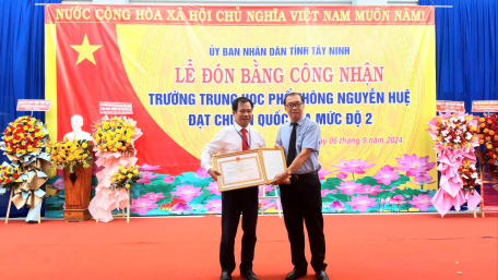 Bến Cầu: Thường trực Huyện ủy dự Lễ đón nhận Bằng công nhận Trường THPT Nguyễn Huệ đạt chuẩn Quốc gia mức độ 2