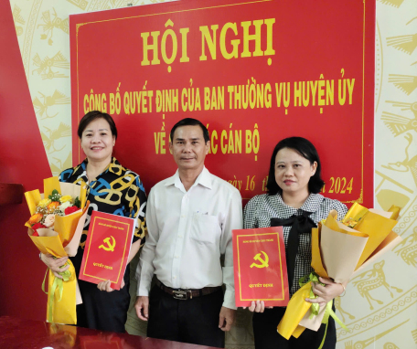 Đồng chí Thân Văn Nhân - Phó Bí thư Thường trực Huyện ủy, Chủ tịch Hội đồng nhân dân huyện trao quyết định về công tác cán bộ cho đồng chí Nguyễn Thị Hương Giang và đồng chí Nguyễn Thị Hồng Phượng.