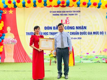 Trường tiểu học Thạnh Tây, huyện Tân Biên đón nhận Bằng Công nhận đạt chuẩn quốc gia mức độ 1