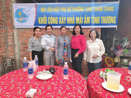 Đồng chí Trần Kim Hường (thứ 2 từ trái qua) tại Lễ khởi công xây nhà mái ấm tình thương cho hội viên của Hội