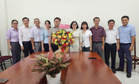 Thành uỷ chúc mừng Uỷ ban MTTQ Việt Nam thành phố  nhân kỷ niệm 94 năm ngày thành lập Mặt trận dân tộc thống nhất Việt Nam