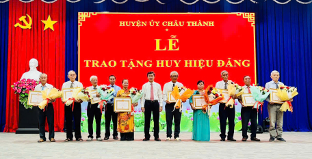 Lãnh đạo huyện Châu Thành trao tặng Huy hiệu Đảng cho đảng viên thuộc Đảng bộ huyện.