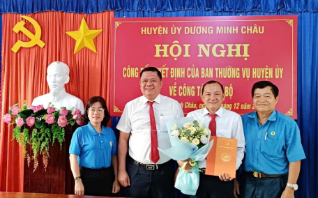 Huyện uỷ Dương Minh Châu: công bố quyết định  về công tác cán bộ tại Đảng bộ xã Bàu Năng