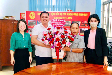 Thường trực Huyện ủy Dương Minh Châu: Tặng hoa, chúc mừng kỷ niệm 35 năm Ngày truyền thống Hội Cựu chiến binh Việt Nam (06/12/1989 - 06/12/2024)