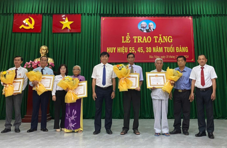 Bí thư Huyện uỷ Dương Minh Châu trao huy hiệu 30, 45, 55 tuổi Đảng tại Đảng bộ xã Bàu Năng