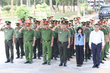 Đoàn công tác của Quốc hội dâng hương tại Trung ương cục miền Nam