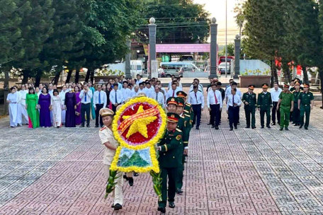 Hoà Thành viếng Nghĩa trang Liệt sĩ nhân kỷ niệm 80 năm Ngày thành lập Quân đội nhân dân Việt Nam