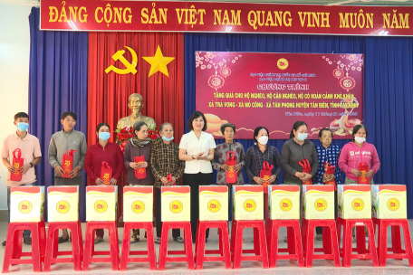 Học viện Chính trị khu vực II tặng quà Tết cho hộ gia đình có hoàn cảnh khó khăn huyện Tân Biên