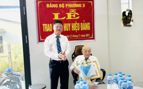 Bí thư Thành uỷ Lê Minh Thế trao tặng Huy hiệu 70 năm tuổi Đảng tại phường 3, thành phố Tây Ninh