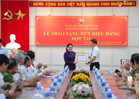 Bí thư Tỉnh uỷ Nguyễn Thành Tâm:  Trao Huy hiệu 60 năm tuổi Đảng cho nguyên Bí thư Tỉnh uỷ Nguyễn Thị Minh