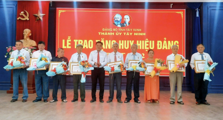 Thành uỷ Tây Ninh:  Trao Huy hiệu Đảng cho 65 đảng viên lão thành