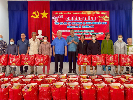 Thường trực Huyện ủy cùng Liên đoàn Lao động thành phố Hồ Chí Minh trao tặng quà tết cho người có hoàn cảnh khó khăn tại huyện Gò Dầu