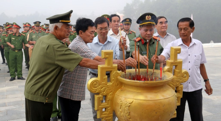 Dâng hương tri ân các anh hùng liệt sỹ tại Ban An ninh Tây Ninh