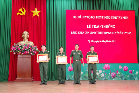 Đại tá Lê Văn Vỹ - Chỉ huy trưởng Bộ Chỉ huy Bộ đội Biên phòng tỉnh trao tặng Bằng khen của UBND tỉnh cho tập thể và cá nhân có thành tích xuất sắc trong đấu tranh chuyên án TN924p