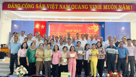 Thành phố Tây Ninh: Họp mặt bí thư chi bộ, đảng bộ bộ phận; trưởng ấp,  khu phố; trưởng ban công tác mặt trận ấp, khu phố nhân dịp Xuân Ất Tỵ năm 2025