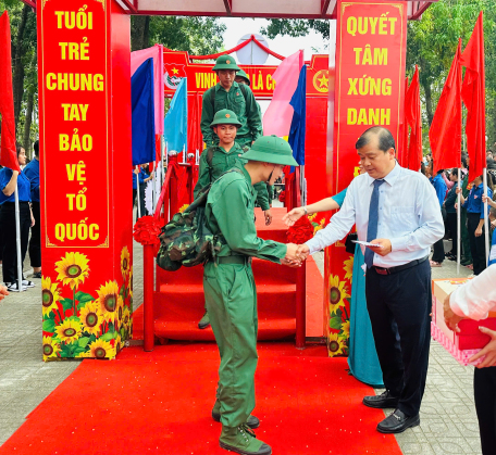 Tân Biên: 200 thanh niên ưu tú hăng hái lên đường thực hiện nghĩa vụ quân sự.