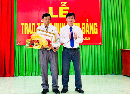 Bí thư Huyện ủy Tân Biên trao Huy hiệu 40 năm tuổi Đảng cho đảng viên Chi bộ ấp Tân Thanh thuộc Đảng bộ xã Tân Bình