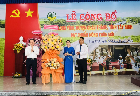 Đồng chí Lê Tiến Châu - Uỷ viên Ban Chấp hành Trung ương Đảng, Bí thư Thành uỷ, Trưởng đoàn Đại biểu Quốc hội Thành phố Hải Phòng tặng hoa chúc mừng cho lãnh đạo xã Long Vĩnh.