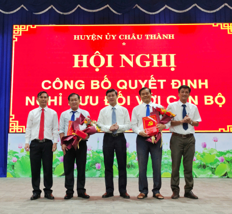 Đồng chí Trương Văn Hoàn – Tỉnh uỷ viên, Bí thư Huyện uỷ Châu Thành trao Quyết định nghỉ hưu trước tuổi cho đồng chí Đoàn Quốc Linh - Uỷ viên Ban Thường vụ, Trưởng Ban Tổ chức Huyện uỷ và đồng chí Võ Văn Tươi - Uỷ viên Ban Thường vụ, Chủ tịch Uỷ ban Mặt t