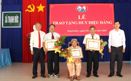 Gò Dầu: Trao tặng Huy hiệu 50 và 45 năm tuổi Đảng cho đảng viên
