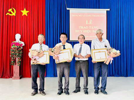 Hòa Thành: Tổ chức Lễ trao tặng Huy hiệu 45, 40 và 30 năm tuổi Đảng cho các đảng viên lão thành