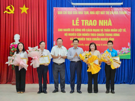 Hòa Thành trao 81 căn nhà Đại đoàn kết, chung tay xóa nhà tạm, nhà dột nát nhân kỷ niệm 50 năm Ngày Giải phóng miền Nam