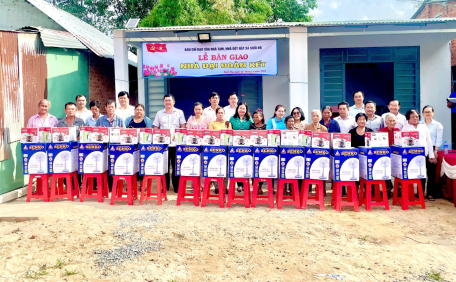 Xã Suối Đá, huyện Dương Minh Châu trao 14 căn nhà Đại đoàn kết thuộc chương trình xóa nhà tạm, nhà dột nát