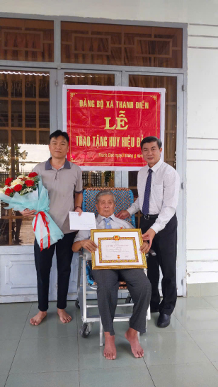 Đồng chí Trương Văn Hoàn – Tỉnh ủy viên, Bí thư Huyện uỷ Châu Thành trao Huy hiệu 45 năm tuổi Đảng cho đảng viên Võ Thanh Liêm thuộc Chi bộ ấp Thanh Thuận (Đảng bộ xã Thanh Điền).