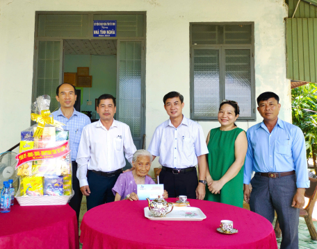 Đồng chí Trương Văn Hoàn – Tỉnh uỷ viên, Bí thư Huyện uỷ Châu Thành thăm Mẹ Việt Nam Anh hùng Phạm Thị Niệm (ngụ xã Hoà Thạnh).
