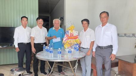 Bí thư Thành uỷ Lê Minh Thế thăm, tặng quà các gia đình chính, người có công trên địa bàn thành phố Tây Ninh