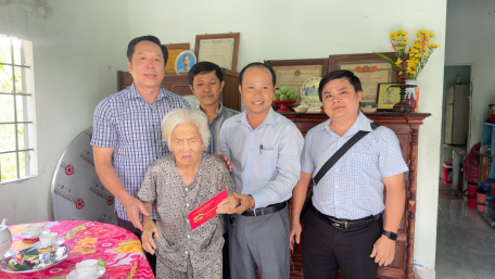 Thường trực Thành uỷ thăm, tặng quà mẹ Việt Nam anh hùng và gia đình chính sách nhân dịp kỷ niệm 50 năm Ngày Giải phóng miền Nam, thống nhất đất nước (30/4/1975- 30/4/2025)