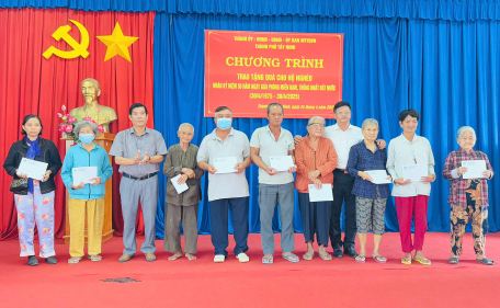 Thành phố Tây Ninh tổ chức Chương trình tặng quà hộ nghèo nhân kỷ niệm 50 năm Ngày Giải phóng miền Nam, thống nhất đất nước (30/4/1975 – 30/4/2025)