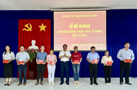 Đảng uỷ Uỷ ban nhân dân tỉnh: Bế giảng Lớp bồi dưỡng nhận thức về Đảng, đợt 1 năm 2025