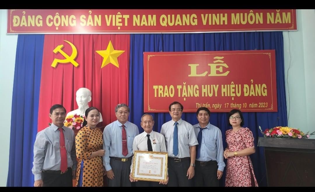 Đồng chí Nguyễn Hồng Thanh - Ủy viên Ban Thường vụ Tỉnh ủy - Trưởng Ban Nội chính Tỉnh ủy (thử 3 từ phải qua) trao Huy  hiệu Đảng cho đảng viên Phạm Văn Vệ