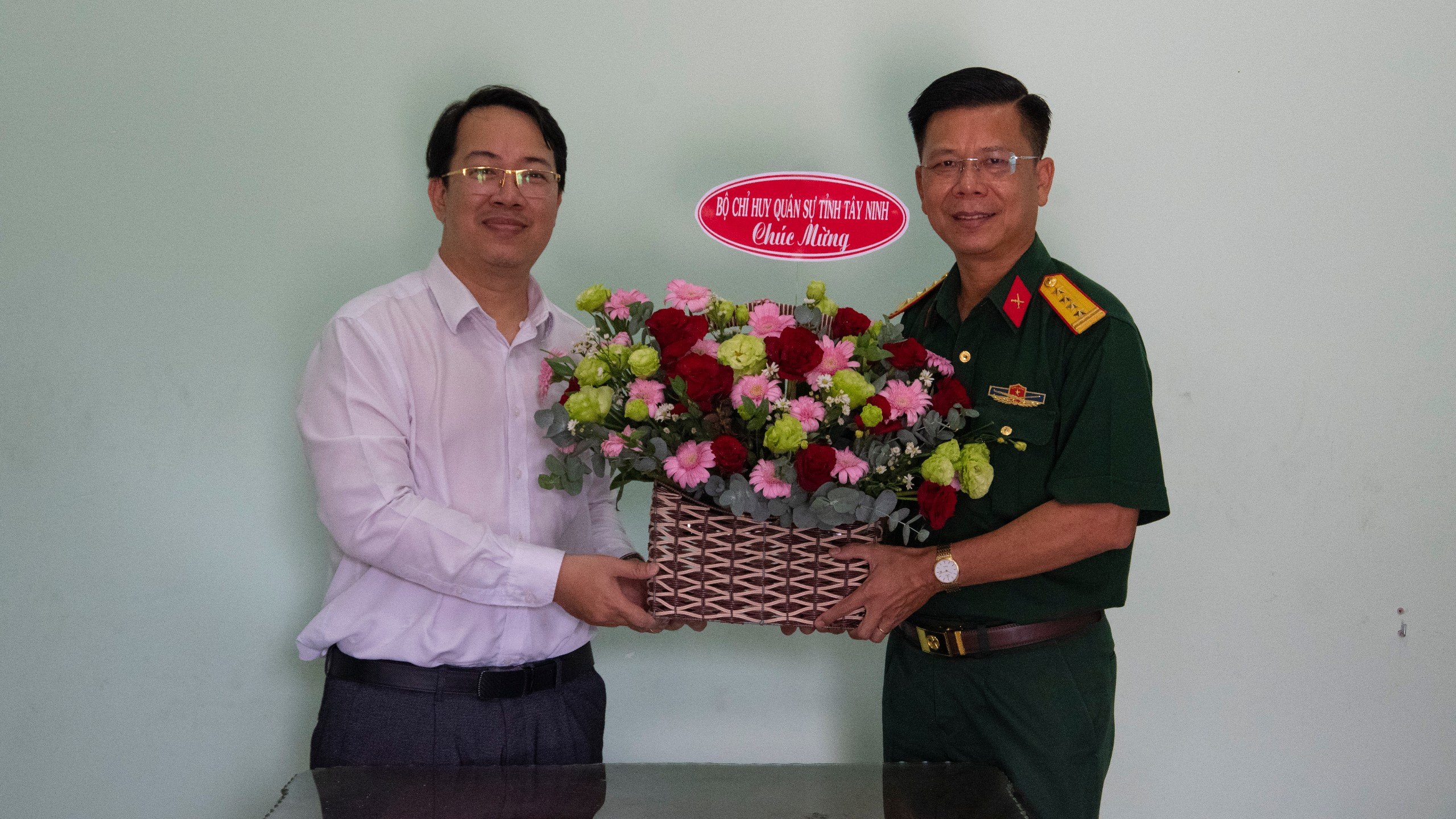 Đại tá Nguyễn Thanh Phong – Chính ủy Bộ chỉ huy Quân sự tỉnh tặng hoa chúc mừng Mục sư Trương Thiên Tín