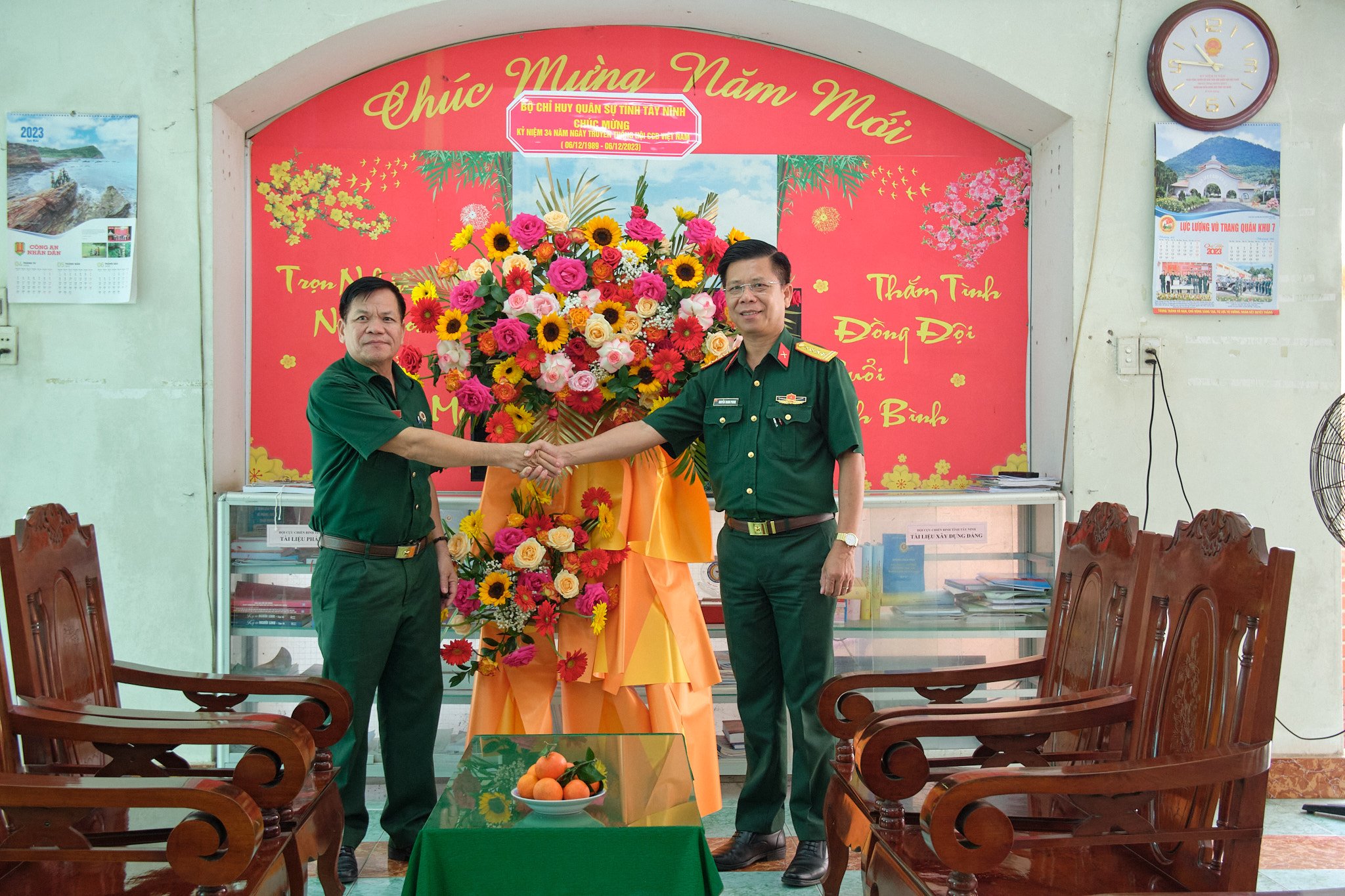 Đại tá Nguyễn Thanh Phong - Chính ủy Bộ Chỉ huy quân sự tỉnh Tây Ninh tặng hoa nhân Kỷ niệm 34 năm ngày truyền thống Hội CCB