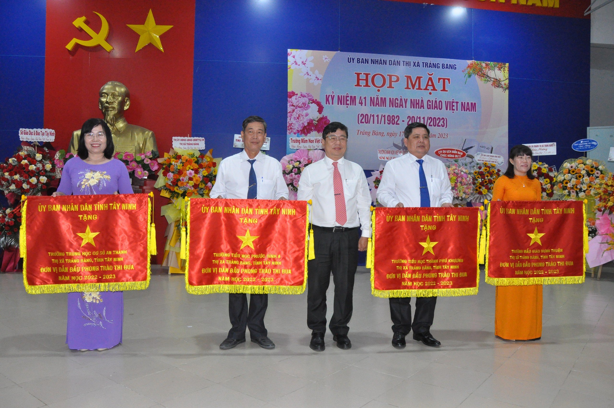 Đồng chí Bùi Tuấn Hải – Phó Giám đốc Sở Giáo dục và Đào tạo tỉnh trao cờ cho 4 tập thể có thành tích xuất sắc dẫn đầu phong trào thi đua