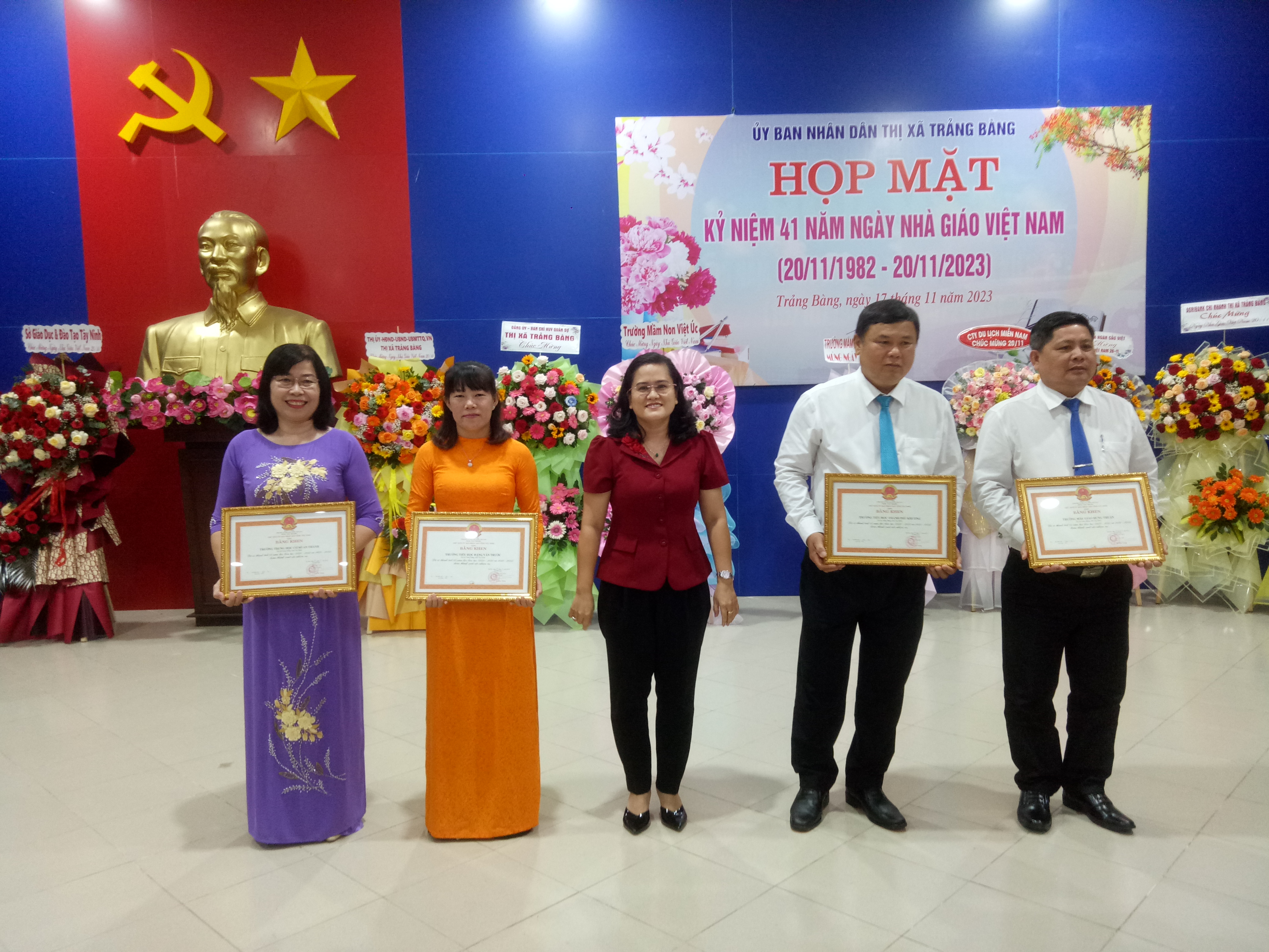 Đồng chí Nguyễn Thị Thủy Cúc – Trưởng Ban Tuyên giáo Thị ủy Trảng Bàng trao danh hiệu “Tập thể lao động xuất sắc” cho các đơn vị