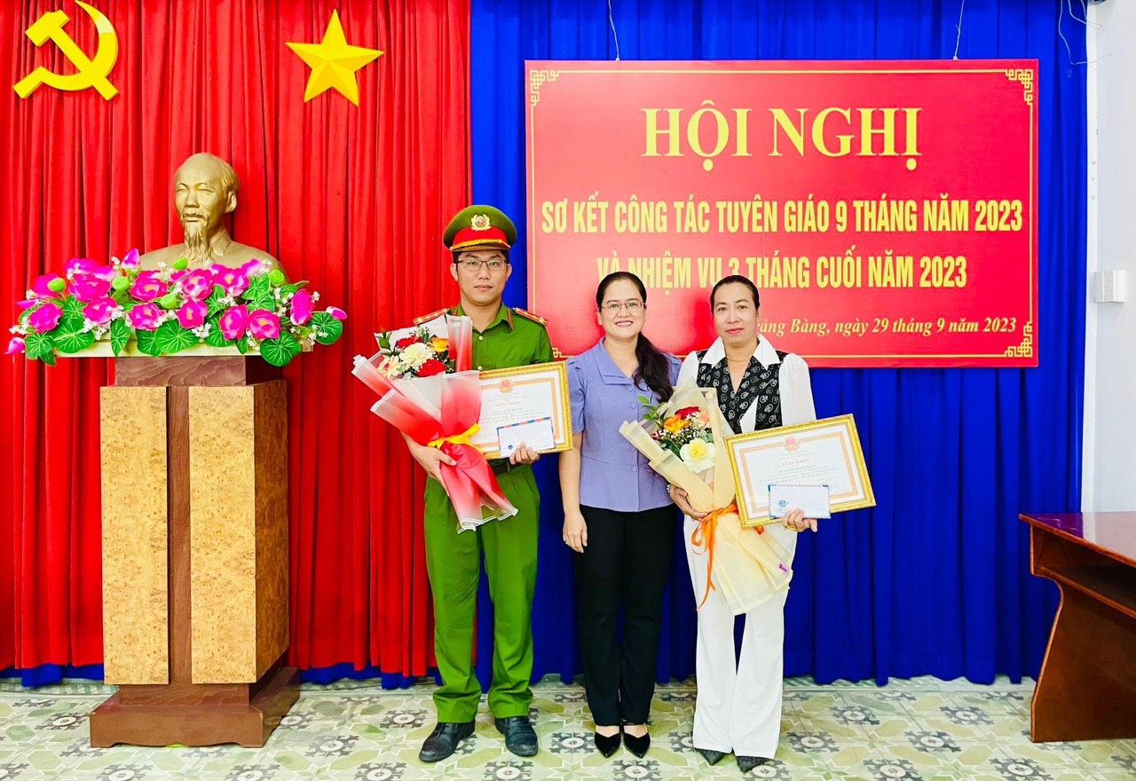 Đại úy Lê Vũ Khanh (bên trái) được Chủ tịch Ủy ban nhân dân tỉnh tặng Bằng khen do có thành tích xuất sắc trong học tập và làm theo Bác, năm 2023