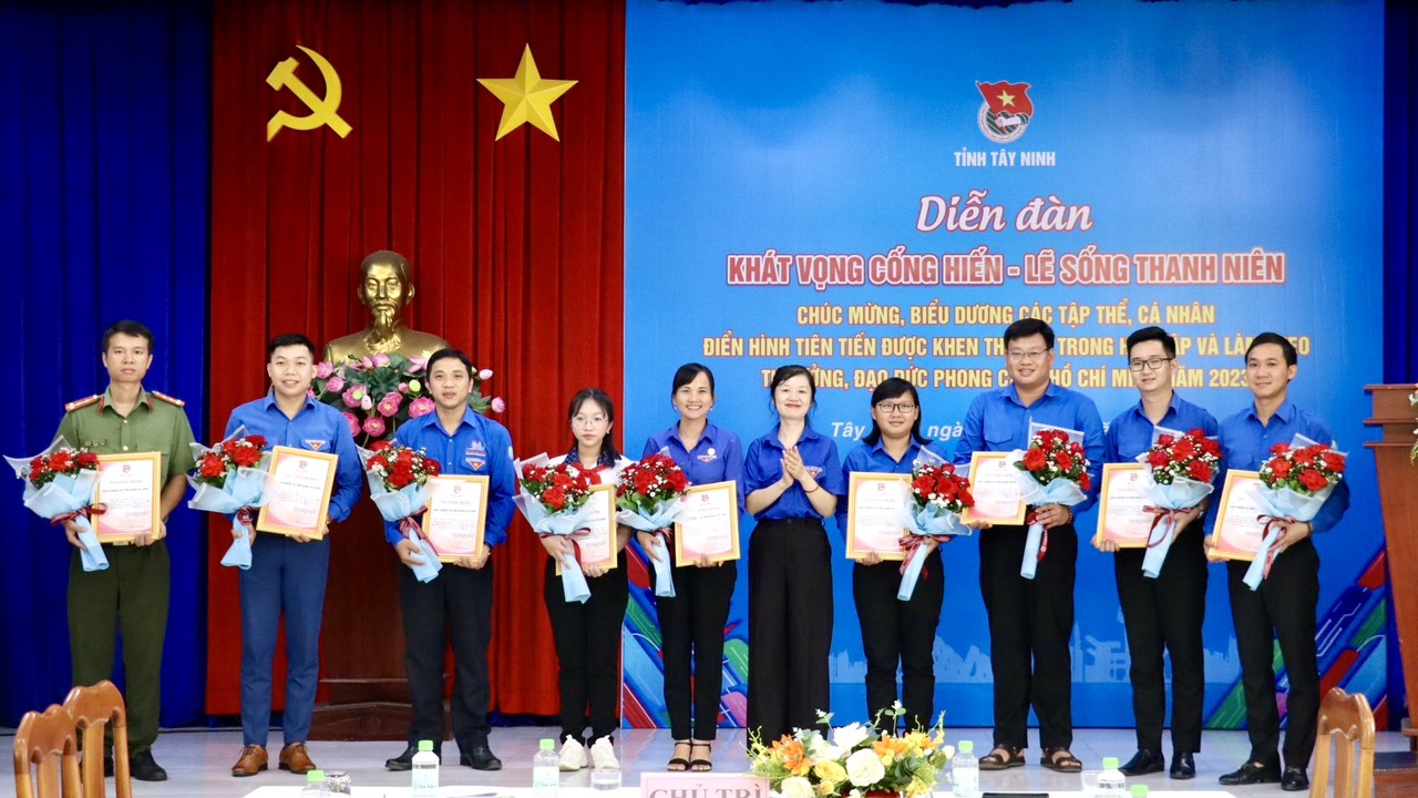 Em Nguyễn Quỳnh Chi (đứng thứ 4 từ trái qua) được tuyên dương gương điển hình tiên tiến trong học tập và làm theo tư tưởng, đạo đức, phong cách Hồ Chí Minh năm 2023 tại Diễn đàn “Khát vọng cống hiến – Lẽ sống thanh niên”.